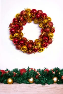 Hot Sale Christmas decorations store 23 33cm Red & Gold Shatterproof Bauble Wreath